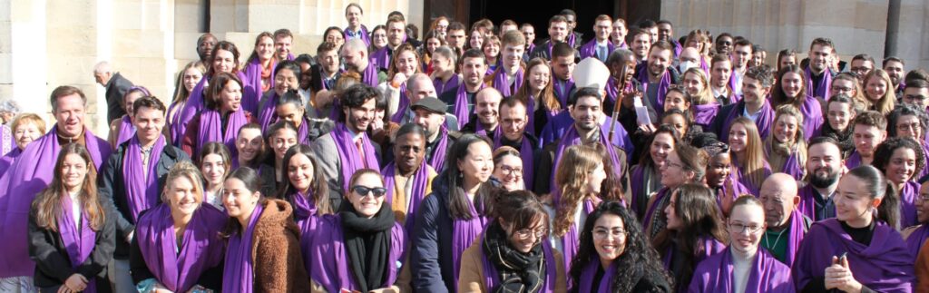 Photo de groupe des catéchumènes 2024 du diocèse de Bordeaux sur le parvis de l'église du Sacré-Cœur