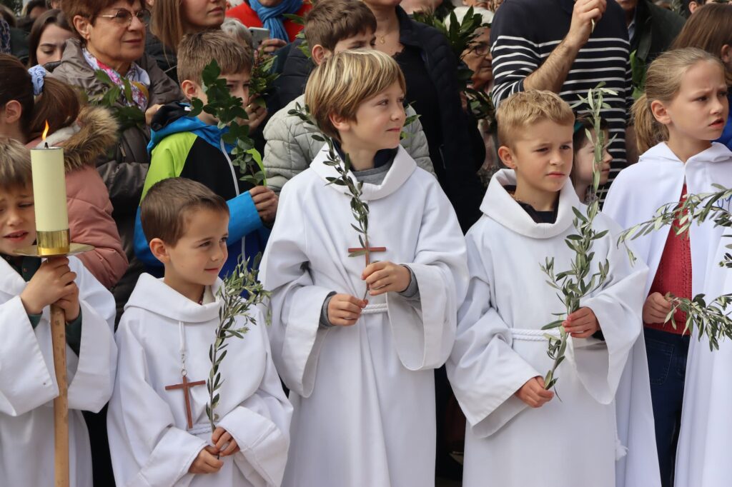 Photo des servants d'autel lors de la messe des rameaux 2024 à l'Eglise Sainte-Clotilde du Bouscat